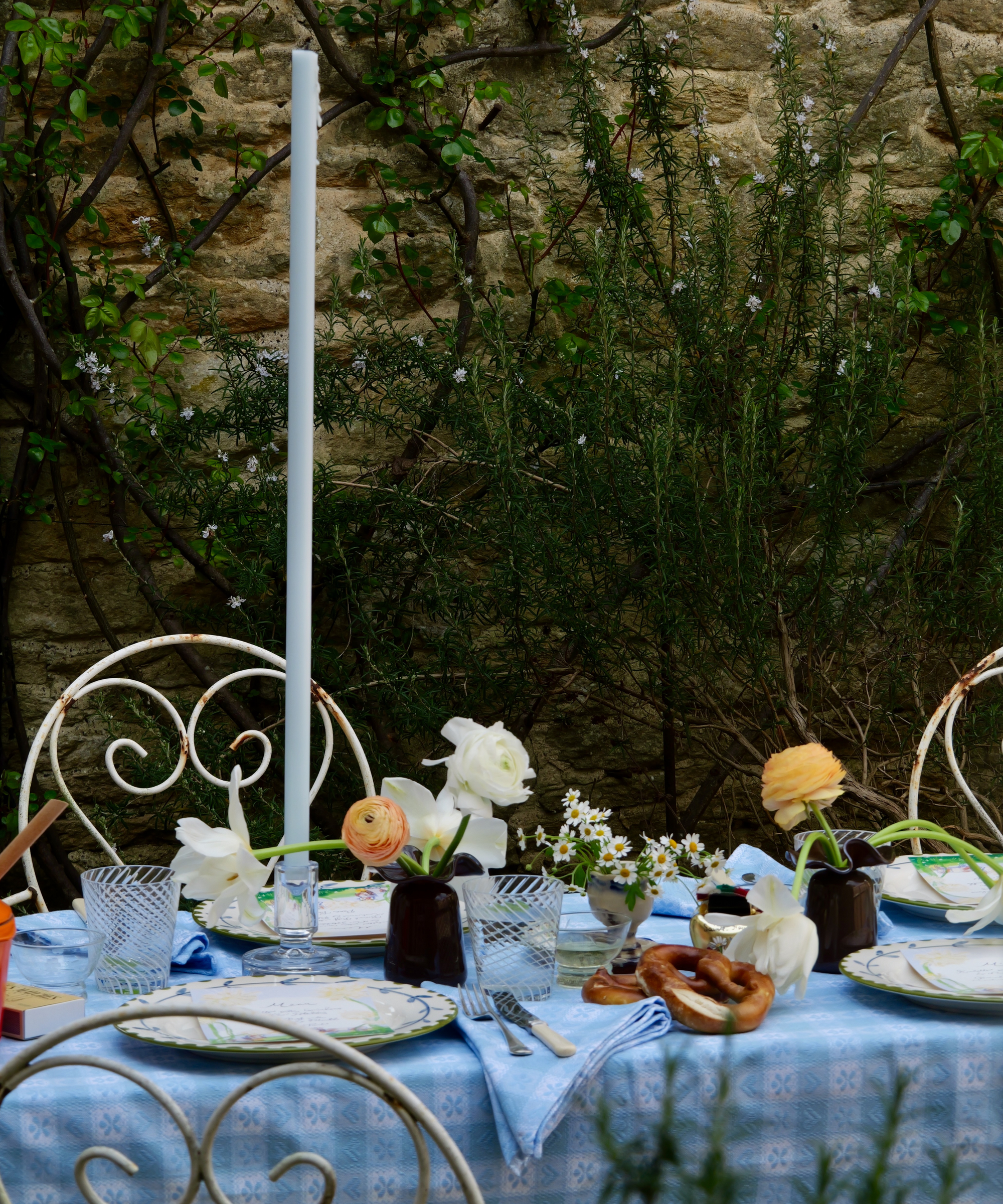 Blue alpine chalet napkin with heart and floral motifs, crafted in Italy from Oeko-Tex certified cotton.