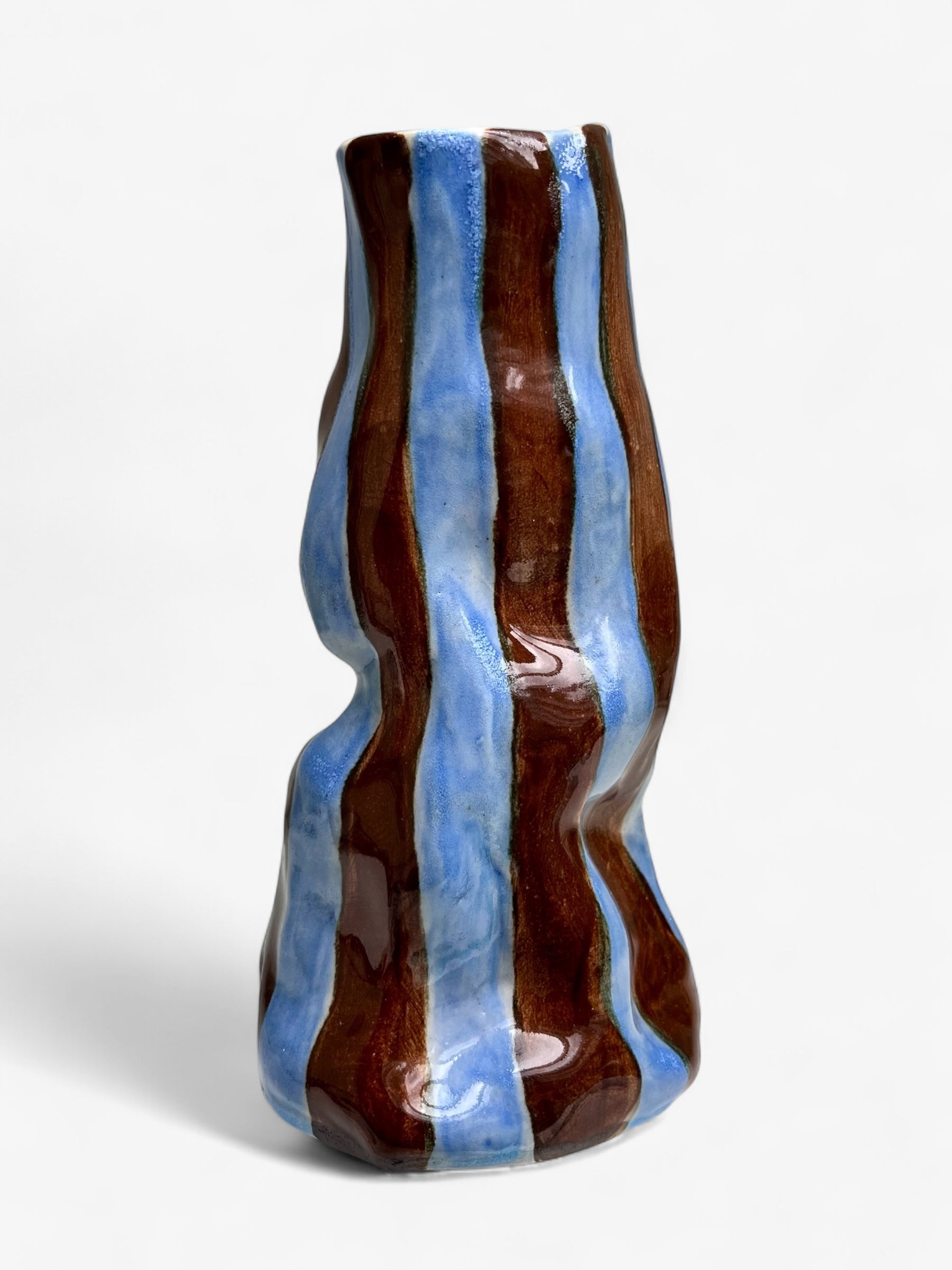 Vase with wavy design in brown and blue on a white background