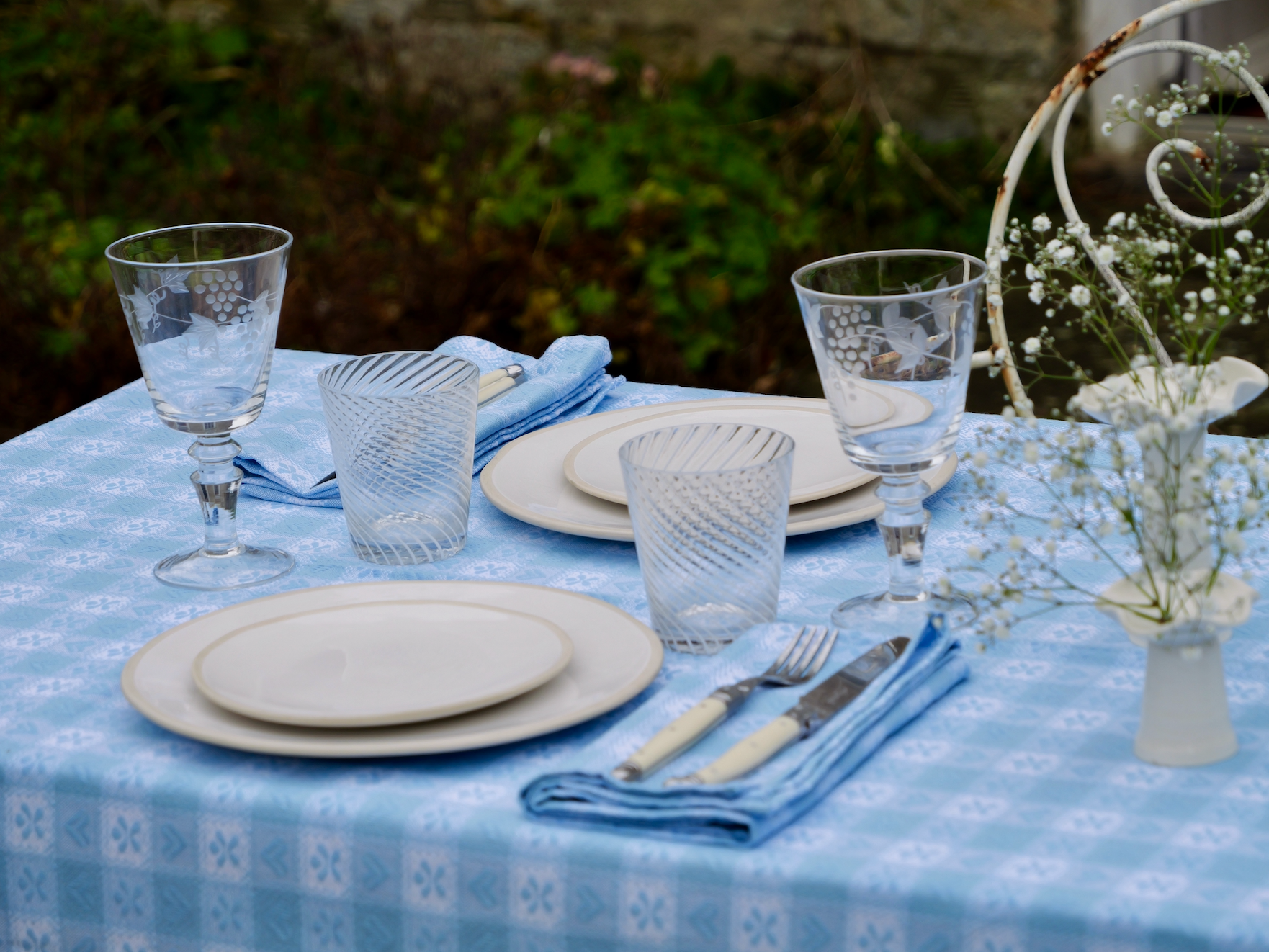 Blue and white gingham chalet napkin with heart and floral motifs, crafted in Italy from Oeko-Tex certified cotton.