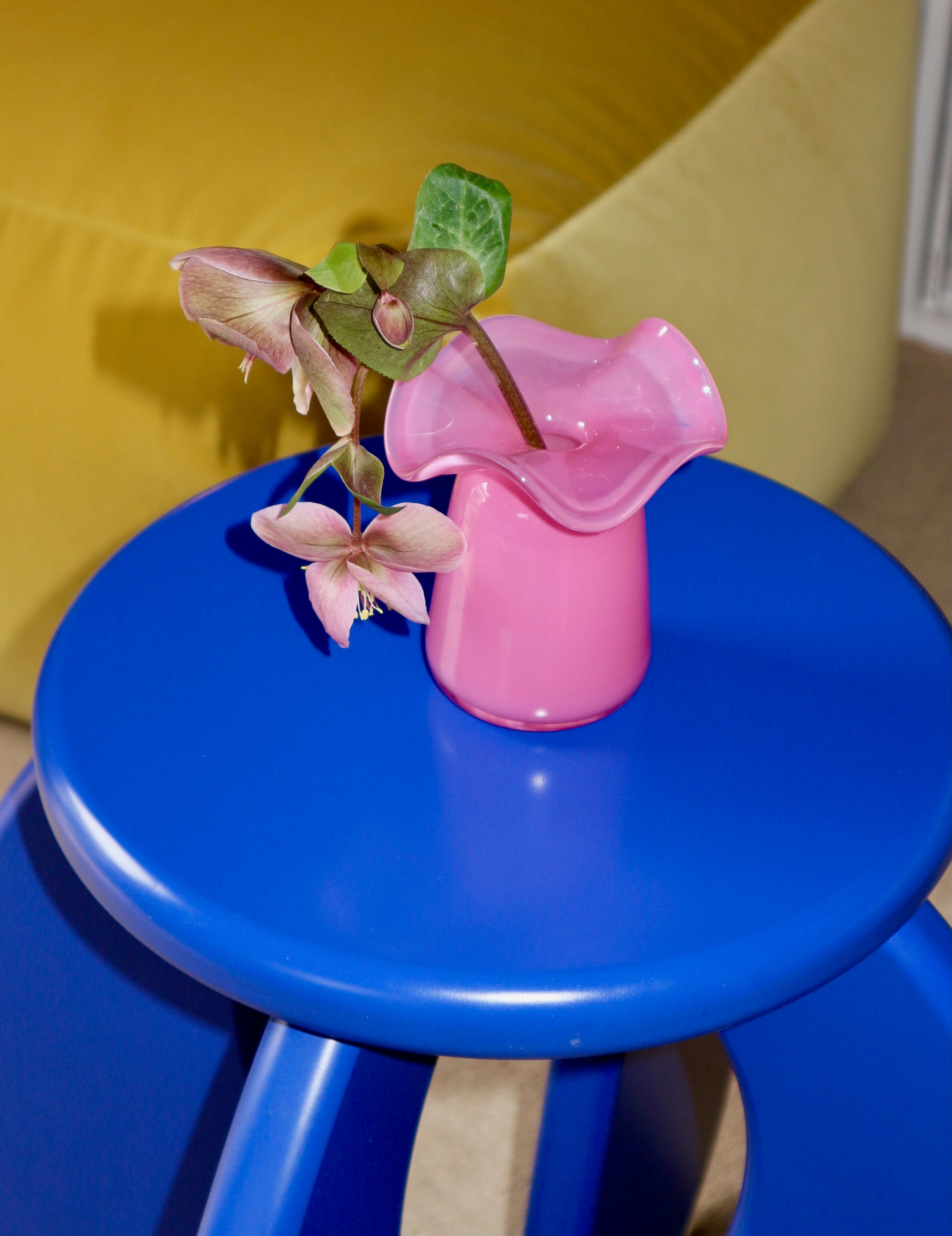 Marla Primrose Medium Handmade Glass Ruffle Bud Vase – Pink