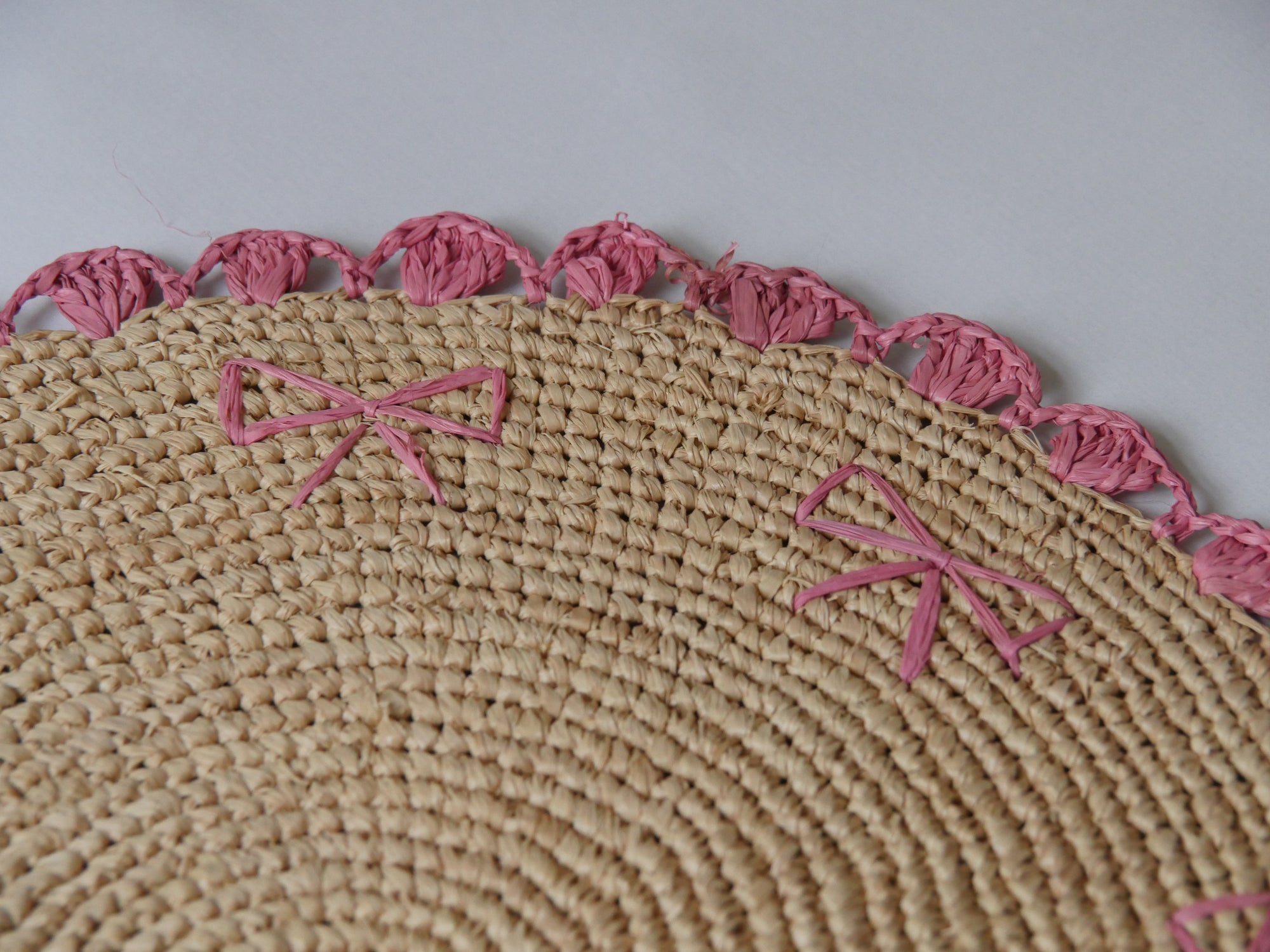 Pink Bow Raffia Scallop Placemat