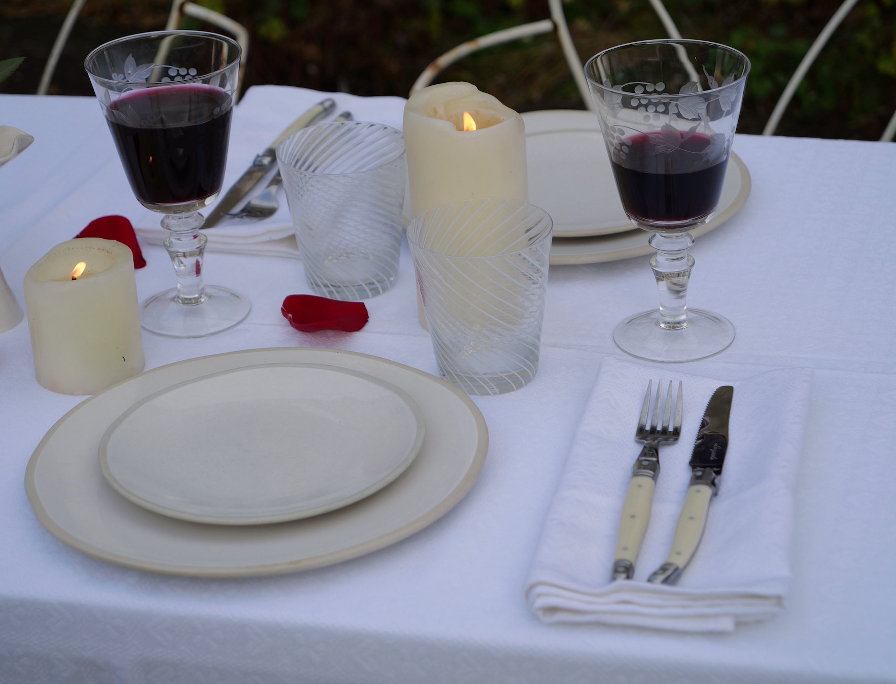 White alpine chalet napkin with subtle heart and floral motifs, crafted in Italy from Oeko-Tex certified cotton.