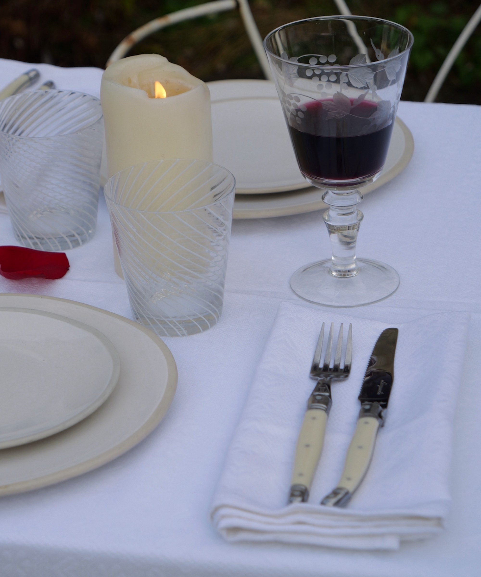 Elegant white cotton napkin 50x50cm inspired by alpine living, perfect for après-ski dining.
